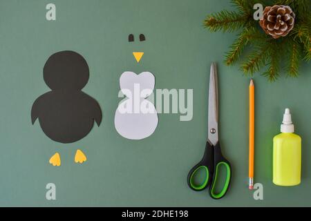 Papier artisanal pour les enfants d'âge préscolaire. Travaux d'aiguille avec des enfants Banque D'Images