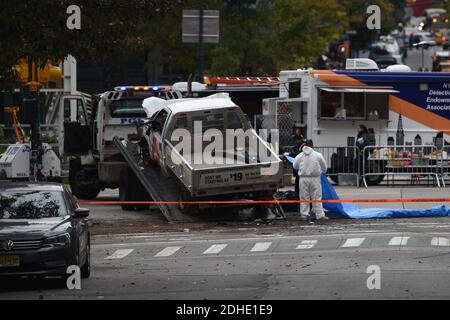 Le véhicule accidenté utilisé dans ce qui est décrit comme une attaque terroriste est éloigné de la scène dans le bas de Manhattan le lendemain de l'événement le 1er novembre 2017 à New York. Huit personnes ont été tuées et 12 ont été blessées mardi après-midi lorsque Sayfullo Saipov, un suspect de 29 ans, a intentionnellement conduit un camion sur une piste cyclable dans le bas de Manhattan. Photo par ABACAPRESS.COM Banque D'Images