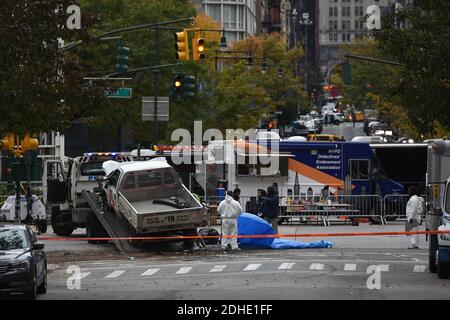 Le véhicule accidenté utilisé dans ce qui est décrit comme une attaque terroriste est éloigné de la scène dans le bas de Manhattan le lendemain de l'événement le 1er novembre 2017 à New York. Huit personnes ont été tuées et 12 ont été blessées mardi après-midi lorsque Sayfullo Saipov, un suspect de 29 ans, a intentionnellement conduit un camion sur une piste cyclable dans le bas de Manhattan. Photo par ABACAPRESS.COM Banque D'Images