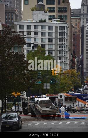 Le véhicule accidenté utilisé dans ce qui est décrit comme une attaque terroriste est éloigné de la scène dans le bas de Manhattan le lendemain de l'événement le 1er novembre 2017 à New York. Huit personnes ont été tuées et 12 ont été blessées mardi après-midi lorsque Sayfullo Saipov, un suspect de 29 ans, a intentionnellement conduit un camion sur une piste cyclable dans le bas de Manhattan. Photo par ABACAPRESS.COM Banque D'Images