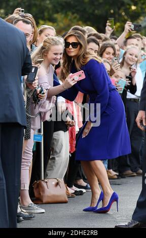 La première dame Melania Trump prend le selfie avec ses invités alors qu'elle quitte la Maison Blanche pour la joint base Andrews, en route vers Hickam, HI le 3 novembre 2017 à Washington, DC. Photo par Olivier Douliery/Abaca Press Banque D'Images