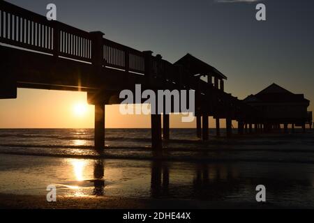 Silhouette de coucher de soleil à la jetée de pêche sur la plage de Clearwater qui est l'une des plus belles plages de Floride, États-Unis Banque D'Images