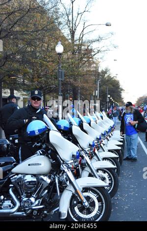 Washington DC. 14 novembre 2020. Rangée de motos de police parking à million Maga March. Bâtiment DU Capitole DES ÉTATS-UNIS et grande foule de personnes en arrière-plan. Banque D'Images