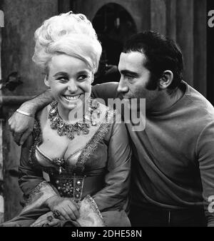 Photo du dossier datée du 15/12/65 du compositeur Lionel Bart encourageant Barbara Windsor pendant les répétitions de la robe pour Twang!. Le très aimé artiste, plus connu pour ses rôles dans EastEnders et les films de Carry On, est mort à l'âge de 83 ans. Banque D'Images