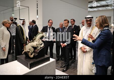 (De R-L) Ministre de la Culture française Françoise Nyssen, Prince héritier d'Abu Dhabi Mohammed ben Zayed Al-Nahyan, Président français Emmanuel Macron, Président-Directeur du Musée du Louvre, Jean-Luc Martinez, Directeur général de l'Autorité du Tourisme et de la Culture d'Abu Dhabi, Mohamad Khalifa al-Mubarak et Brigitte Macron, Regardez un morceau d'art en visitant le musée du Louvre Abu Dhabi lors de son inauguration le 8 novembre 2017 sur l'île Saadiyat dans la capitale Emirati. Photo de Ludovic MARIN/Pool/ABACAPRESS.COM Banque D'Images