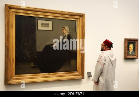 Le roi marocain Mohammed VI regarde un tableau intitulé « la mère de Whistler » de James Abbott McNeill Whistler (1871) alors qu'il visite le Musée du Louvre Abu Dhabi lors de son inauguration le 8 novembre 2017 sur l'île Saadiyat dans la capitale Emirati. PHOTO DE LUDOVIC MARIN/POOL/ABACAPRESS.COM / RÉSERVÉ À L'USAGE ÉDITORIAL - MENTION OBLIGATOIRE DE L'ARTISTE LORS DE LA PUBLICATION - POUR ILLUSTRER L'ÉVÉNEMENT TEL QUE SPÉCIFIÉ DANS LA LÉGENDE Banque D'Images