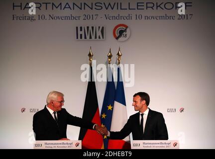 Le président français Emmanuel Macron et son homologue allemand Frank-Walter Steinmeier assistent à une cérémonie de commémoration au champ de bataille de 'Hartmannswillerkopf' dans la région Alsace le 10 novembre 2017, où environ 30,000 soldats français et allemands sont morts dans les batailles de montagne des Vosges en 1915. Photo de Christian Hartmann/Pool/ABACAPRESS.COM Banque D'Images