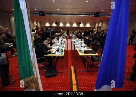 Vue générale des délégués réunis au cours de la quatrième session du Comité économique mixte algérien-français (COMEFA) au Centre de conférences international Abdelatif Rahal, dans la capitale Alger, Algérie, le 12 novembre 2017. Photo de Billal Bensalem/APP/ABACAPRESS.COM Banque D'Images