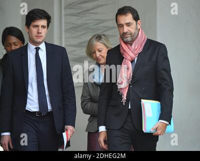 Ministre d'État, attaché au ministre de la cohésion territoriale Julien Denormandie (L) et ministre d'État chargé des relations avec le Parlement, porte-parole du gouvernement, attaché au Premier ministre Christophe Castaner quittant l'Elysée à la suite de la réunion hebdomadaire du cabinet, à Paris, en France, le 15 novembre 2017. Photo de Christian Liewig/ABACAPRESS.COM Banque D'Images