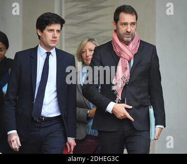 Ministre d'État, attaché au ministre de la cohésion territoriale Julien Denormandie (L) et ministre d'État chargé des relations avec le Parlement, porte-parole du gouvernement, attaché au Premier ministre Christophe Castaner quittant l'Elysée à la suite de la réunion hebdomadaire du cabinet, à Paris, en France, le 15 novembre 2017. Photo de Christian Liewig/ABACAPRESS.COM Banque D'Images