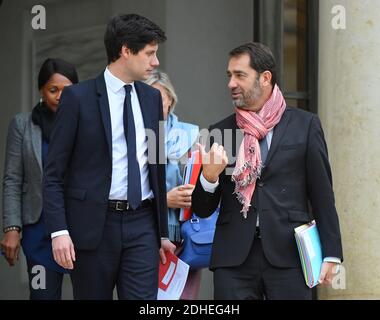 Ministre d'État, attaché au ministre de la cohésion territoriale Julien Denormandie (L) et ministre d'État chargé des relations avec le Parlement, porte-parole du gouvernement, attaché au Premier ministre Christophe Castaner quittant l'Elysée à la suite de la réunion hebdomadaire du cabinet, à Paris, en France, le 15 novembre 2017. Photo de Christian Liewig/ABACAPRESS.COM Banque D'Images