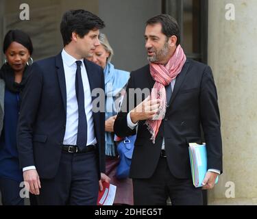 Ministre d'État, attaché au ministre de la cohésion territoriale Julien Denormandie (L) et ministre d'État chargé des relations avec le Parlement, porte-parole du gouvernement, attaché au Premier ministre Christophe Castaner quittant l'Elysée à la suite de la réunion hebdomadaire du cabinet, à Paris, en France, le 15 novembre 2017. Photo de Christian Liewig/ABACAPRESS.COM Banque D'Images