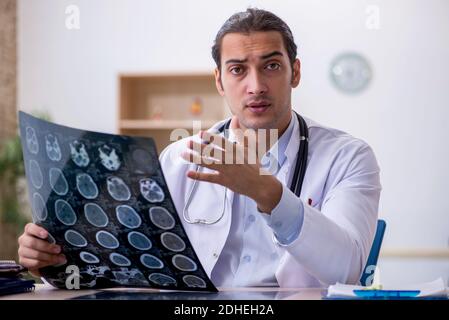 Jeune homme médecin radiologue travaillant dans la clinique Banque D'Images