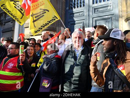 Gérard Filoche lors d'une manifestation pour soutenir 9 employés de l'usine PSA Peugeot Poissy accusés d'avoir séquestré un superviseur en février 2017, devant le tribunal de grande instance de Versailles, près de Paris, France, le 16 novembre. 2017. Photo de Christian Liewig/ABACAPRESS.COM Banque D'Images