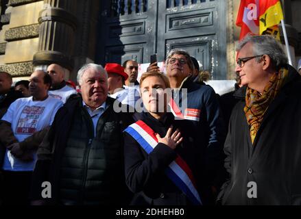 Gerard Filoche, Pierre Laurent, Clementine Autain lors d'une manifestation visant à soutenir 9 employés de l'usine PSA Peugeot Poissy accusés d'avoir séquestré un superviseur en février 2017, devant le tribunal de grande instance de Versailles, près de Paris, en France, le 16 novembre. 2017. Photo de Christian Liewig/ABACAPRESS.COM Banque D'Images