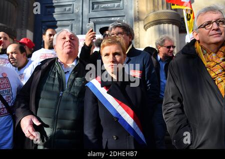 Gerard Filoche, Pierre Laurent, Clementine Autain lors d'une manifestation visant à soutenir 9 employés de l'usine PSA Peugeot Poissy accusés d'avoir séquestré un superviseur en février 2017, devant le tribunal de grande instance de Versailles, près de Paris, en France, le 16 novembre. 2017. Photo de Christian Liewig/ABACAPRESS.COM Banque D'Images