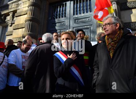 Gerard Filoche, Pierre Laurent, Clementine Autain lors d'une manifestation visant à soutenir 9 employés de l'usine PSA Peugeot Poissy accusés d'avoir séquestré un superviseur en février 2017, devant le tribunal de grande instance de Versailles, près de Paris, en France, le 16 novembre. 2017. Photo de Christian Liewig/ABACAPRESS.COM Banque D'Images