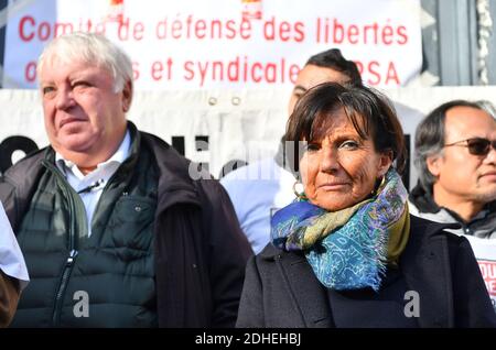 Gérard Filoche lors d'une manifestation pour soutenir 9 employés de l'usine PSA Peugeot Poissy accusés d'avoir séquestré un superviseur en février 2017, devant le tribunal de grande instance de Versailles, près de Paris, France, le 16 novembre. 2017. Photo de Christian Liewig/ABACAPRESS.COM Banque D'Images