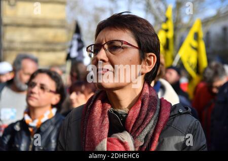 Nathalie Arthaud lors d'une manifestation pour soutenir 9 employés de l'usine PSA Peugeot Poissy accusés d'avoir séquestré un superviseur en février 2017, devant le tribunal de grande instance de Versailles, près de Paris, en France, le 16 novembre. 2017. Photo de Christian Liewig/ABACAPRESS.COM Banque D'Images