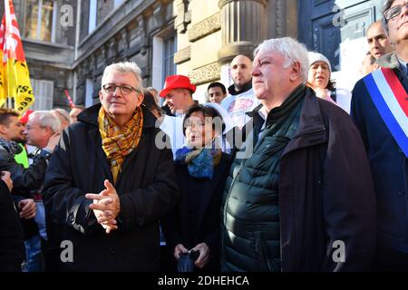 Gérard Filoche, Pierre Laurent lors d'une manifestation pour soutenir 9 employés de l'usine PSA Peugeot Poissy accusés d'avoir séquestré un superviseur en février 2017, devant le tribunal de grande instance de Versailles, près de Paris, en France, le 16 novembre. 2017. Photo de Christian Liewig/ABACAPRESS.COM Banque D'Images