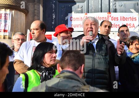 Gérard Filoche lors d'une manifestation pour soutenir 9 employés de l'usine PSA Peugeot Poissy accusés d'avoir séquestré un superviseur en février 2017, devant le tribunal de grande instance de Versailles, près de Paris, France, le 16 novembre. 2017. Photo de Christian Liewig/ABACAPRESS.COM Banque D'Images