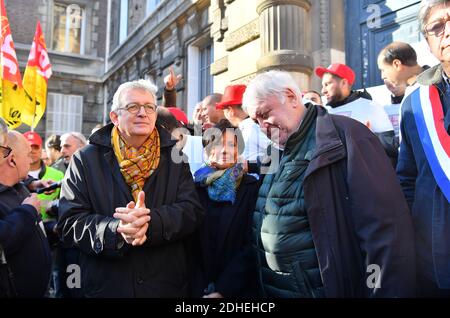 Gérard Filoche, Pierre Laurent lors d'une manifestation pour soutenir 9 employés de l'usine PSA Peugeot Poissy accusés d'avoir séquestré un superviseur en février 2017, devant le tribunal de grande instance de Versailles, près de Paris, en France, le 16 novembre. 2017. Photo de Christian Liewig/ABACAPRESS.COM Banque D'Images