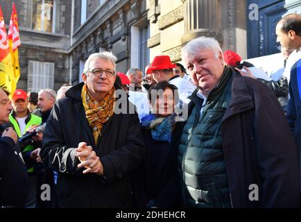 Gérard Filoche, Pierre Laurent lors d'une manifestation pour soutenir 9 employés de l'usine PSA Peugeot Poissy accusés d'avoir séquestré un superviseur en février 2017, devant le tribunal de grande instance de Versailles, près de Paris, en France, le 16 novembre. 2017. Photo de Christian Liewig/ABACAPRESS.COM Banque D'Images