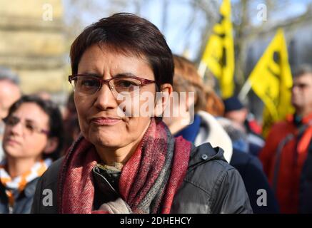 Nathalie Arthaud lors d'une manifestation pour soutenir 9 employés de l'usine PSA Peugeot Poissy accusés d'avoir séquestré un superviseur en février 2017, devant le tribunal de grande instance de Versailles, près de Paris, en France, le 16 novembre. 2017. Photo de Christian Liewig/ABACAPRESS.COM Banque D'Images