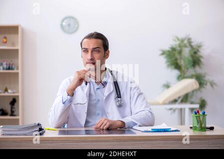 Jeune homme médecin travaillant dans la clinique Banque D'Images