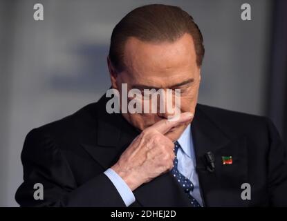 L'ancien Premier ministre italien Silvio Berlusconi assiste à l'émission de télévision politique Porta A Porta aux studios de la RAI à Rome, Italie, le 16 novembre 2017. À l'âge de 81 ans, Berlusconi espère faire un retour politique en tant que chef d'une coalition de centre-droit lors des élections italiennes de l'année prochaine. Photo par Eric Vandeville/ABACAPRESS.COM Banque D'Images