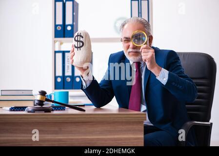 Un juge expérimenté est assis au bureau Banque D'Images