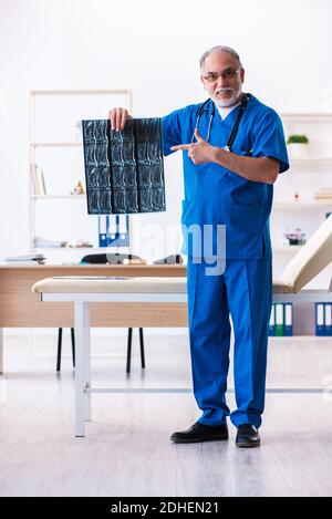 Ancien médecin radiologue travaillant à l'hôpital Banque D'Images