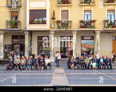 Les personnes âgées apprécient le beau temps lors d'un agréable après-midi d'automne sur la place de la règle (Plaza de la Regla) - Leon, Castille et Leon, Espagne Banque D'Images