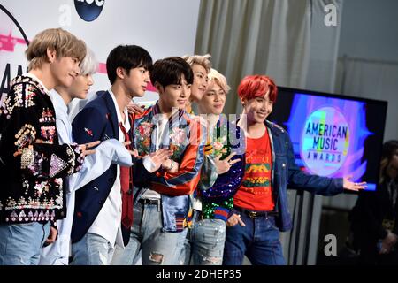 BTS pose dans la salle de presse lors des American Music Awards 2017 au Microsoft Theatre le 19 novembre 2017 à Los Angeles, CA, Etats-Unis. Photo de Lionel Hahn/ABACAPRESS.COM Banque D'Images