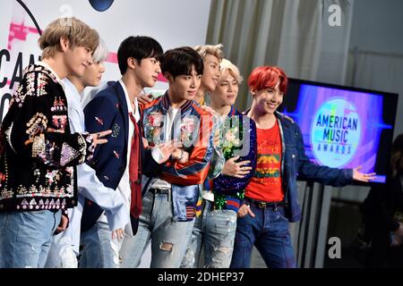 BTS pose dans la salle de presse lors des American Music Awards 2017 au Microsoft Theatre le 19 novembre 2017 à Los Angeles, CA, Etats-Unis. Photo de Lionel Hahn/ABACAPRESS.COM Banque D'Images
