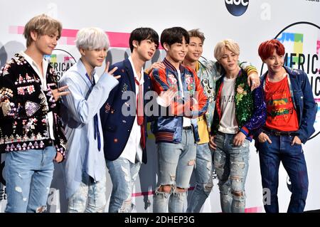 BTS pose dans la salle de presse lors des American Music Awards 2017 au Microsoft Theatre le 19 novembre 2017 à Los Angeles, CA, Etats-Unis. Photo de Lionel Hahn/ABACAPRESS.COM Banque D'Images