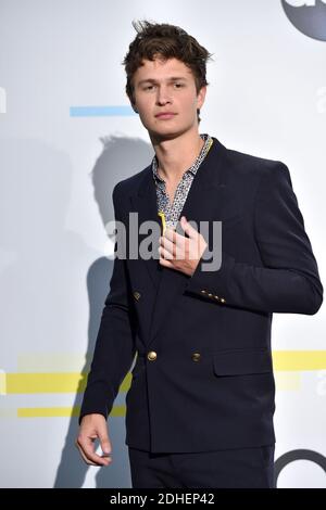 Ansel Elgort pose dans la salle de presse lors des American Music Awards 2017 au Microsoft Theatre le 19 novembre 2017 à Los Angeles, CA, Etats-Unis. Photo de Lionel Hahn/ABACAPRESS.COM Banque D'Images