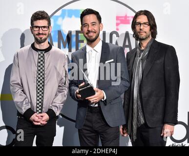 Brad Delson, Mike Shinoda et Rob Bourdon du groupe Linkin Park posent dans la salle de presse lors des American Music Awards 2017 au Microsoft Theatre le 19 novembre 2017 à Los Angeles, CA, USA. Photo de Lionel Hahn/ABACAPRESS.COM Banque D'Images