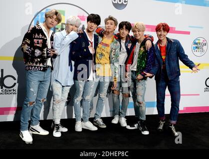 BTS pose dans la salle de presse lors des American Music Awards 2017 au Microsoft Theatre le 19 novembre 2017 à Los Angeles, CA, Etats-Unis. Photo de Lionel Hahn/ABACAPRESS.COM Banque D'Images