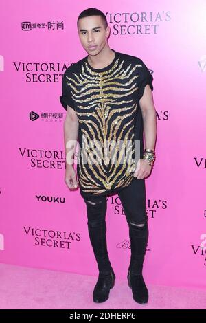 Olivier Rousteing assistant à la Pink Carpet avant le Secret Fashion Show de Victoria à la Mercedes-Benz Arena Shanghai à Shanghai, en Chine, le 20 novembre 2017. Photo d'Aurore Marechal/ABACAPRESS.COM Banque D'Images