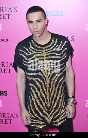 Olivier Rousteing assistant à la Pink Carpet avant le Secret Fashion Show de Victoria à la Mercedes-Benz Arena Shanghai à Shanghai, en Chine, le 20 novembre 2017. Photo d'Aurore Marechal/ABACAPRESS.COM Banque D'Images