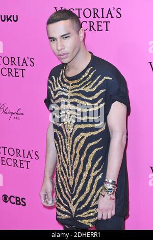 Olivier Rousteing assistant à la Pink Carpet avant le Secret Fashion Show de Victoria à la Mercedes-Benz Arena Shanghai à Shanghai, en Chine, le 20 novembre 2017. Photo d'Aurore Marechal/ABACAPRESS.COM Banque D'Images