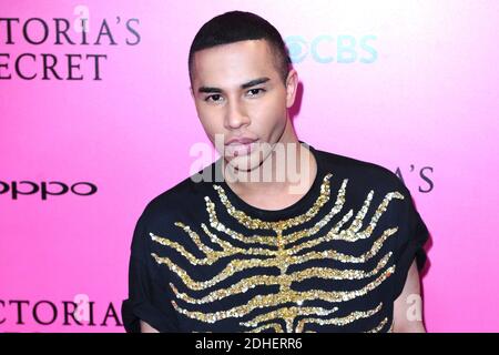 Olivier Rousteing assistant à la Pink Carpet avant le Secret Fashion Show de Victoria à la Mercedes-Benz Arena Shanghai à Shanghai, en Chine, le 20 novembre 2017. Photo d'Aurore Marechal/ABACAPRESS.COM Banque D'Images