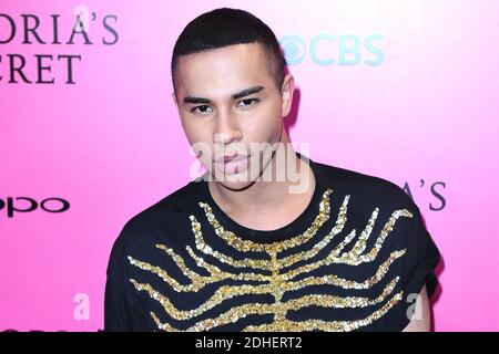 Olivier Rousteing assistant à la Pink Carpet avant le Secret Fashion Show de Victoria à la Mercedes-Benz Arena Shanghai à Shanghai, en Chine, le 20 novembre 2017. Photo d'Aurore Marechal/ABACAPRESS.COM Banque D'Images