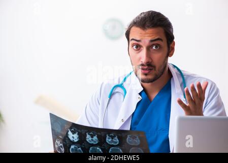 Jeune homme médecin radiologue travaillant dans la clinique Banque D'Images