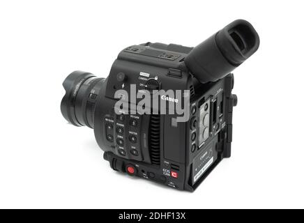 Le caméscope de cinéma professionnel Canon EOS C200 est isolé sur fond blanc Banque D'Images