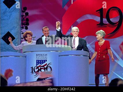 L'ancien sénateur américain Bob Dole (républicain du Kansas) Et l'ancien secrétaire américain au logement et au développement urbain Jack Kemp sur le podium avec leurs épouses après avoir accepté la nomination du parti républicain à la présidence et au vice-président des États-Unis en 1996 lors de la convention nationale républicaine de 1996 au centre de congrès de San Diego à San Diego, Californie le 15 août 1996. De gauche à droite : l'ancienne secrétaire américaine au travail Elizabeth Hanniford Dole, le sénateur Dole, la secrétaire Kemp et Joanne Kemp. Photo de Ron Sachs / CNP/ABACAPRESS.COM Banque D'Images