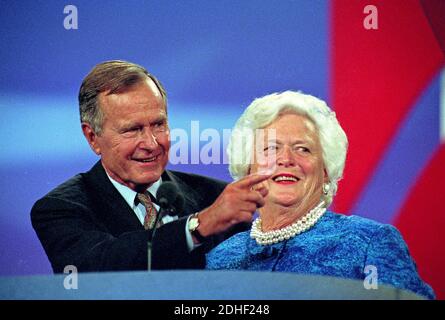 L'ancien président américain George H.W. Bush, à gauche, et l'ancienne première dame Barbara Bush, à droite, sur le podium de la Convention nationale républicaine de 1996 au San Diego Convention Center de San Diego, CA, États-Unis, le 12 août 1996. Photo de Ron Sachs / CNP/ABACAPRESS.COM Banque D'Images