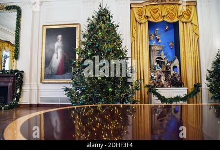 Des arbres de Noël et des décorations de Noël sont vus dans la salle est de la Maison Blanche à Washington, DC, le 27 novembre 2017. . Photo par Olivier Douliery/Abaca Press Banque D'Images