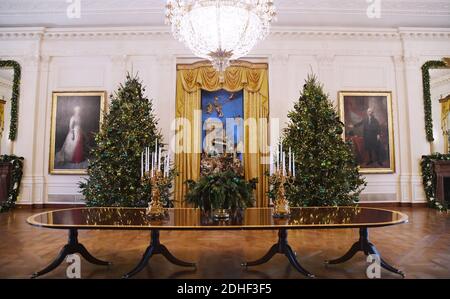 Des arbres de Noël et des décorations de Noël sont vus dans la salle est de la Maison Blanche à Washington, DC, le 27 novembre 2017. . Photo par Olivier Douliery/Abaca Press Banque D'Images